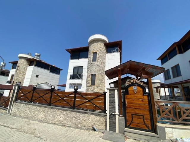 At&es Emlak Gayrimenkul'den Site İçinde Satılık Lüks Villa