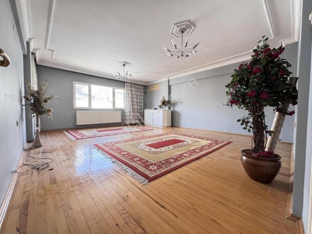 Atıfbey Mahallesinde Asansörlü 3+1 145 M2 Fırsat Daire