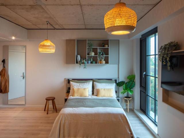 at Folk at Sunday Mills, 21 Trewint. Studio to rent £1,889 pcm £436 pw