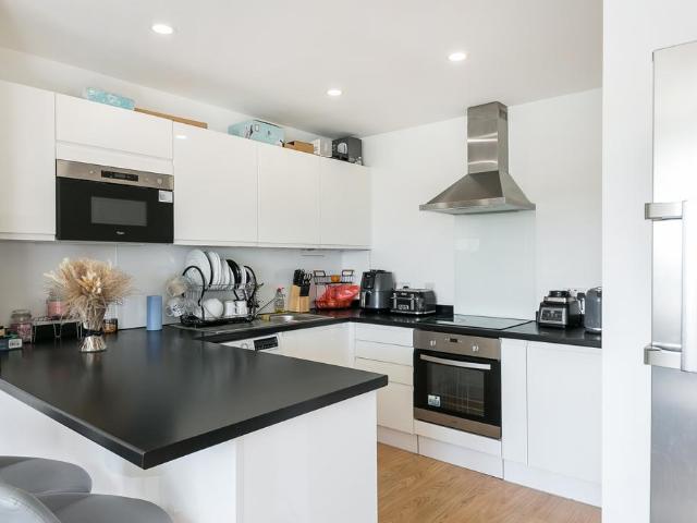 at Lettings, Trafford House. 2 bed apartment to rent £1,475 pcm £340 pw