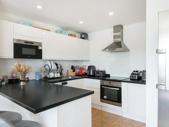 at Lettings, Flat 703 Trafford House. 1 bed apartment to rent £1,195 pcm £276 pw