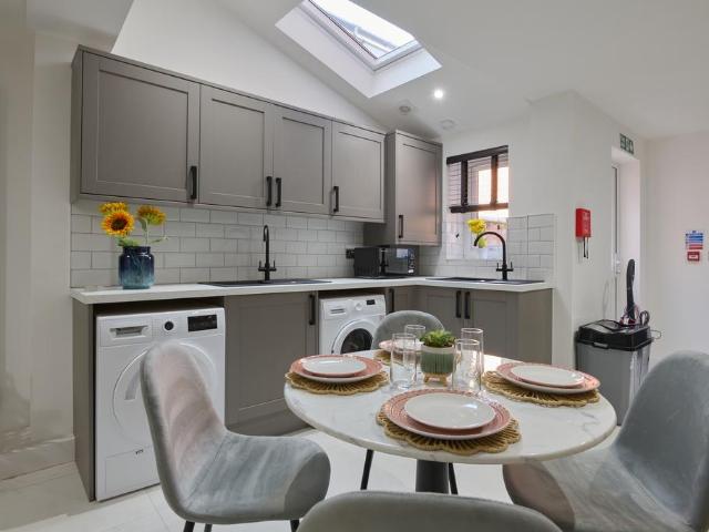 at Lincoln, 102, Portland Street LN5 6 bed terraced house to rent £615 pcm £142 pw