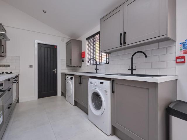 at Lincoln, 13, Sewells Walk LN5 6 bed terraced house to rent £610 pcm £141 pw