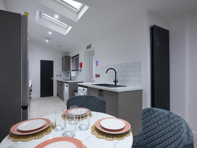 at Lincoln, 4, Beevor Street LN6 6 bed terraced house to rent £520 pcm £120 pw