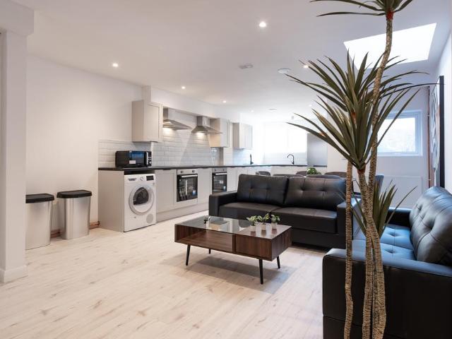 at Liverpool, 68, Marlborough Road SA2 6 bed house of multiple occupation to rent £3,900 pcm £900 pw