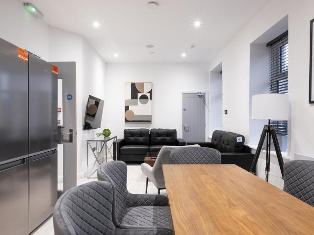 at Liverpool, Flat 1, Aberdeen House. 4 bed flat share to rent £2,253 pcm £520 pw