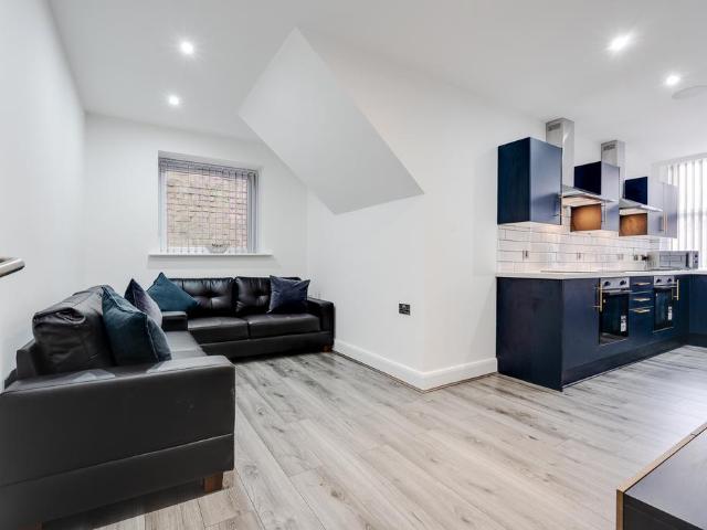 at Liverpool, Flat A, 354, Scotland. 4 bed flat share to rent £602 pcm £139 pw