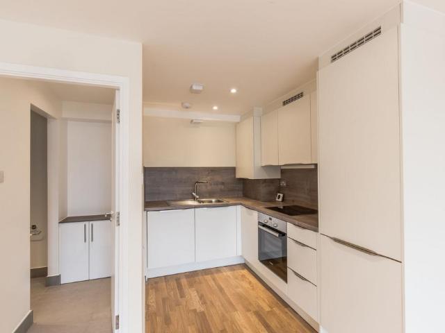 at London, 10 Churchill House Trout. Studio to rent £1,195 pcm £276 pw