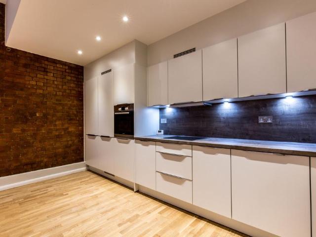 at London, 11A Cotton Lofts 124 128A. 2 bed flat to rent £2,500 pcm £577 pw