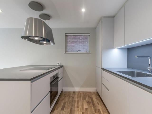 at London, 7 Viney Court 78 Kings. 3 bed flat to rent £2,950 pcm £681 pw