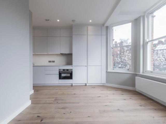 at London, Greencroft Gardens NW6 Studio to rent £1,675 pcm £387 pw