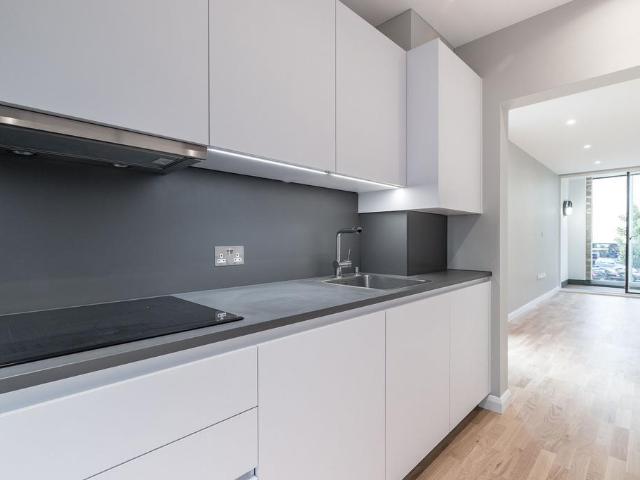 at London, Dray Court Trout Road UB7 1 bed ground floor flat to rent £1,495 pcm £345 pw