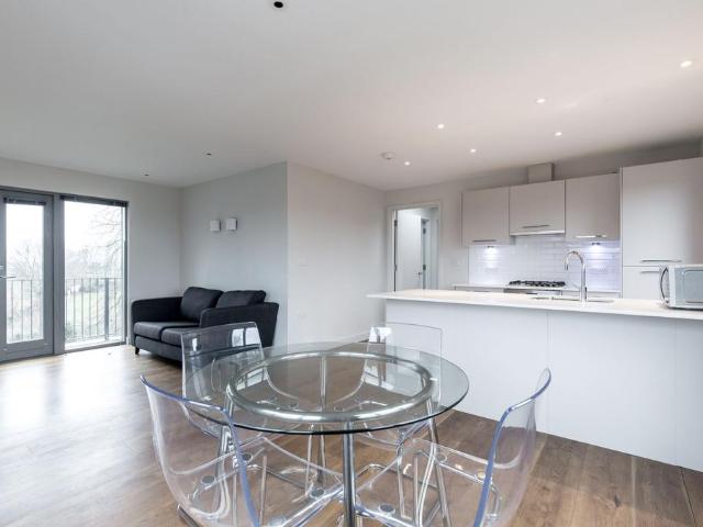 at London, Flat 49 Ellington Court N14 2 bed flat to rent £1,800 pcm £415 pw