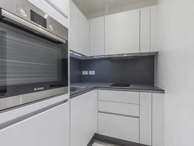at London, Flat 5 Cornwall Mansions. 1 bed ground floor flat to rent £1,700 pcm £392 pw