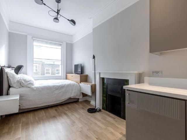 at London, Flat 5 89 Gloucester Place. Studio to rent £1,900 pcm £438 pw