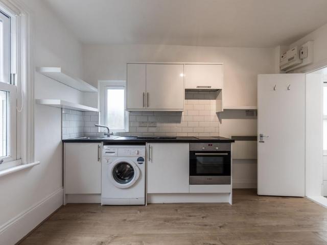 at London, Flat 6 121 Uxbridge Road TW12 Studio to rent £1,025 pcm £237 pw