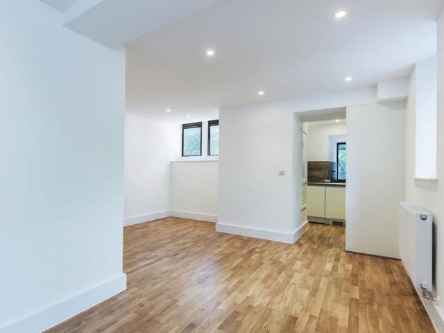 at London, Old Church Court, Grove. 1 bed ground floor flat to rent £1,575 pcm £363 pw