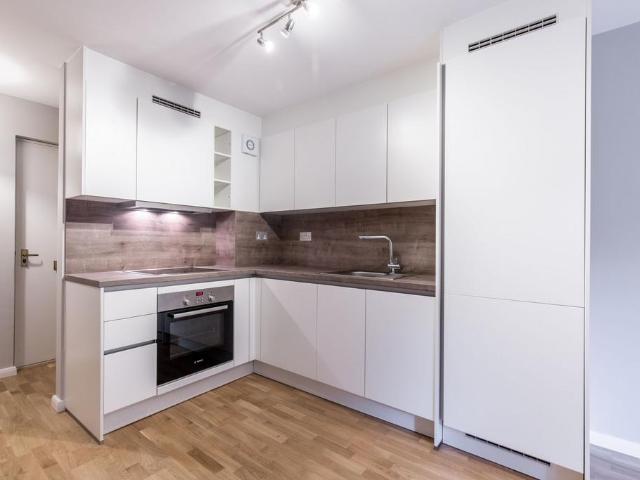 at London, Lambert Court, Bushey. 1 bed ground floor flat to rent £1,325 pcm £306 pw