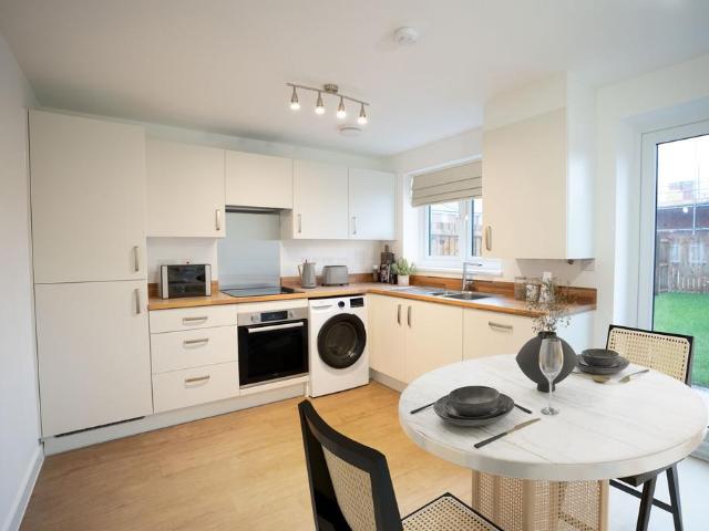 at Lunts Heath, Lunts Heath Road. 3 bed semi detached house to rent £1,570 pcm £362 pw