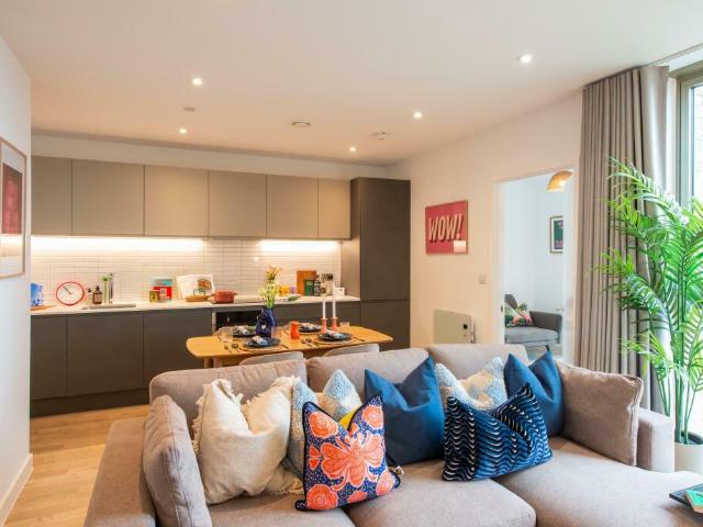 at Manchester, EDA, Salford Quay M50 3 bed apartment to rent £2,150 pcm £496 pw