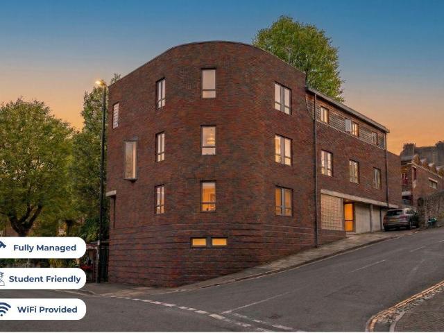 at Nationwide, Flat 1, 1a, Ambra Vale. 3 bed flat to rent £2,314 pcm £534 pw