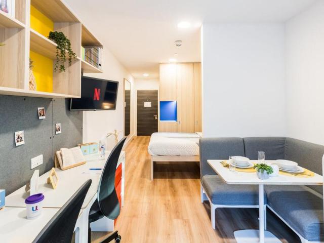 at Nationwide, Unilife Sparkford. 1 bed private hall to rent £1,560 pcm £360 pw