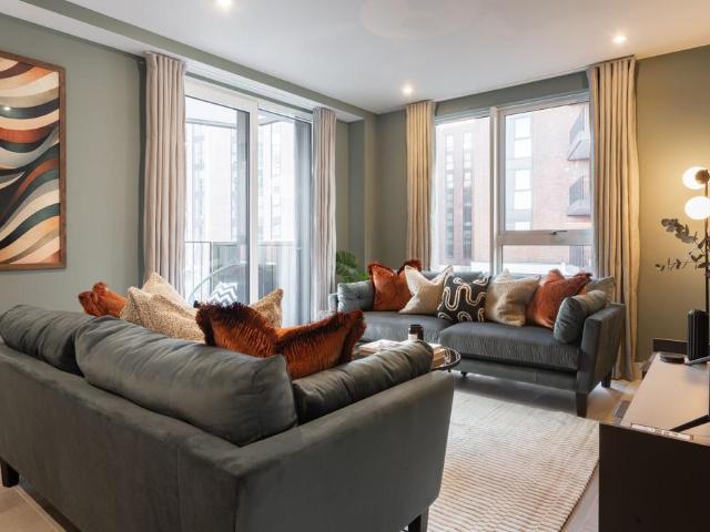 at New York Square, 514 Rhode East. 3 bed flat to rent £2,385 pcm £550 pw