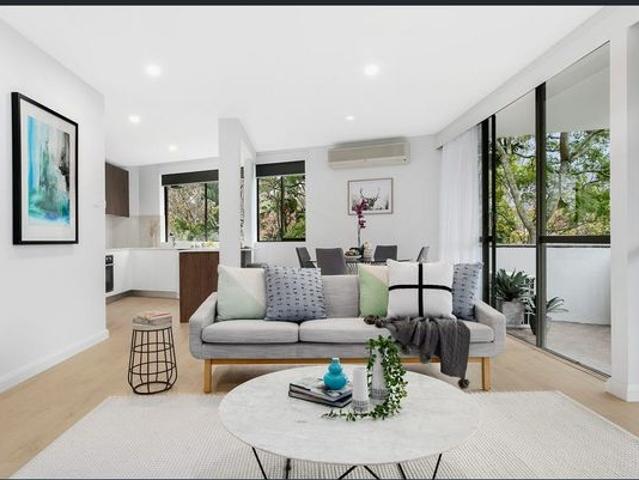 At Rear & North Facing, Lift Access to Renovated 3 Bed
