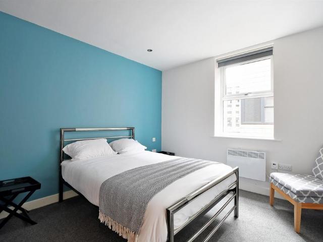at Sheffield, 35 Porterbrook South. Studio to rent £1,025 pcm £237 pw