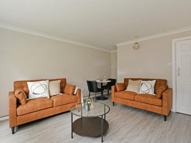 at Sheffield, Flat A, Tapton House. 3 bed apartment to rent £1,222 pcm £282 pw