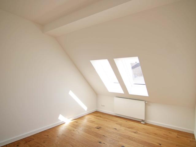 Atmosphärischer Altbauklassiker mit Dielen und EBK tolle Lage Radickestraße!