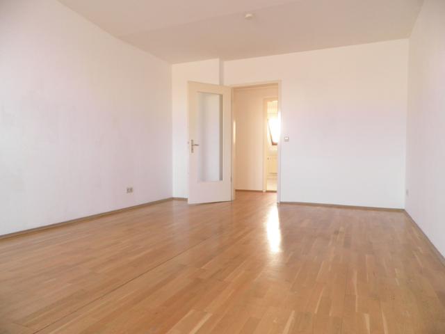 Atmosphärischer Altbauklassiker mit Dielen und EBK tolle Lage Radickestraße!