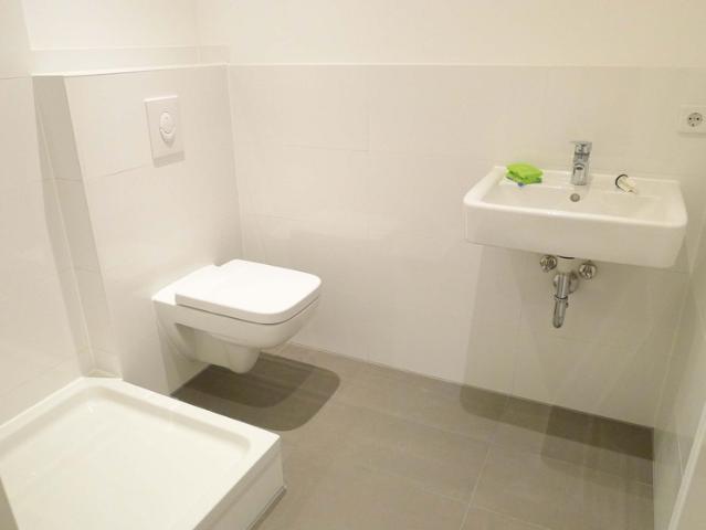Sehr helle Altbauwohnung/4.OG mit Duschbad in der Cornelius Fredericks Straße!