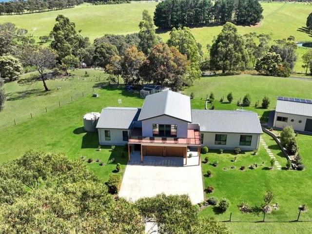Atop the Hill with Views over Lake King