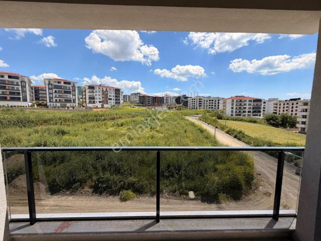 Atatürk Mah.de B.şehir Belediye Yakını Satılık İskanlı 3.kat 1+1 Daire
