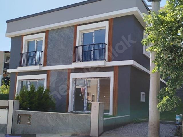 ATATÜRK MAHALLESİ'NDE 3+1 TRİPLEX BAHÇELİ ŞEHİR MANZARALI VİLLA