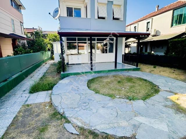 Atatürk Mahallesinde Büyük Bahçeli 3+1 Kiralık Dublex Villa