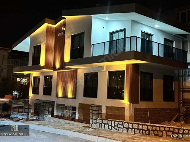 Atatürk Mahallesinde Köşe Konumda 4+1 Tripleks Villa