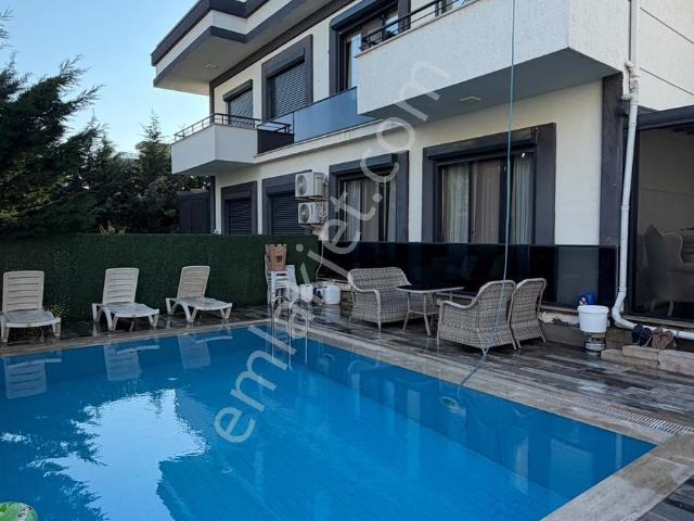 Atatürk Mahallesinde Site İçerisinde Müstakil Havuzlu Tripleks