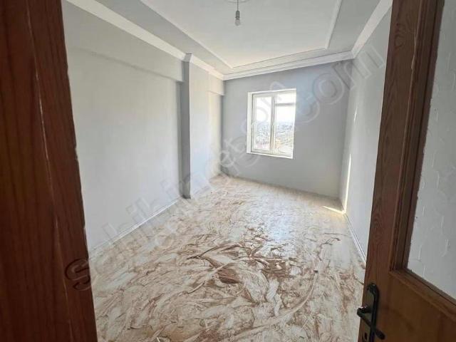 Atatürk Caddesi Üzerinde Köşe Başı 5/4 Katı Kiralık