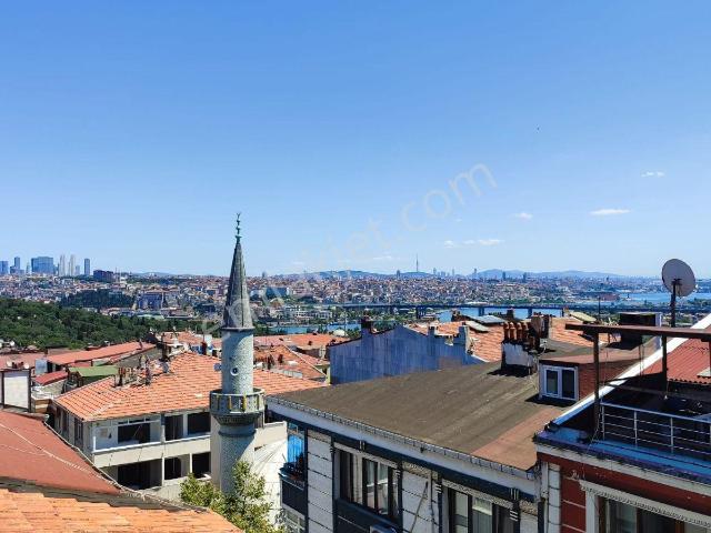 Atayolu Sokakta Çift Cepheli Ve Banyolu 140 M2 Kullanım Alanlı Teraslı Manzaralı Dubleks Daire