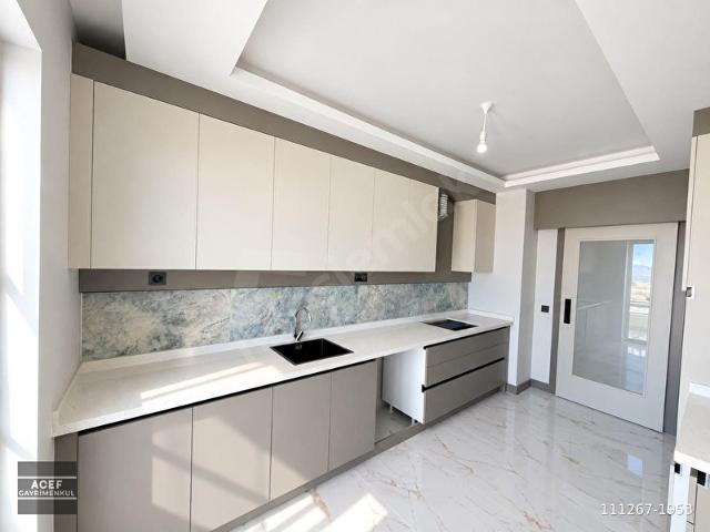Atayurt Mahallesinin En Güzel Lokasyonlarından Birinde Cadde Üzeri 3+1