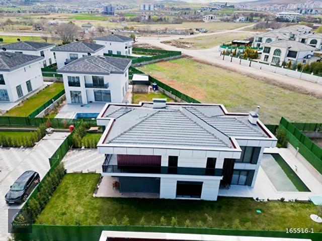 ATAŞEHİR'DE MERKEZİ KONUM DA 4+1 FULL EŞYALI SATILIK VİLLA