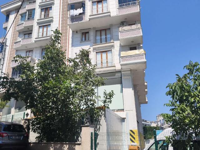 Ataşehir Esatpaşa Mahallesinde Eşyalı İçi Temiz Kiralık Daire