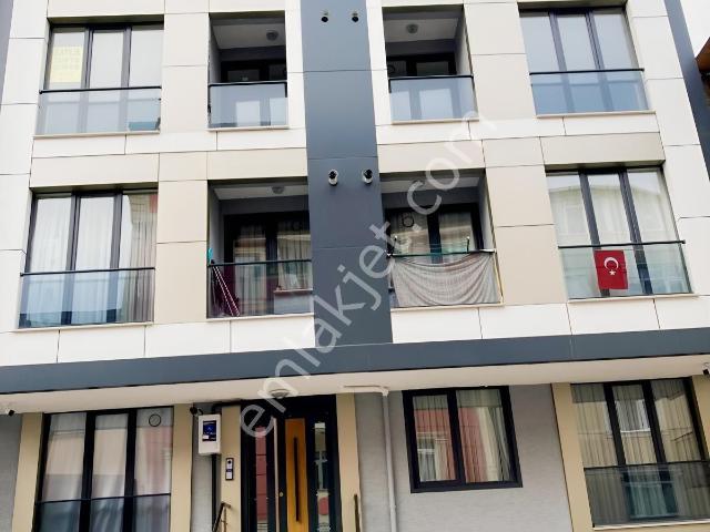 Ataşehir Fetih Mahallaesin De Emar Avm Yakın Konumda 2+1