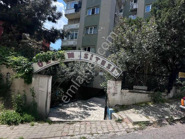 Ataşehir İnönü Mah. Özlem Sitesinde Satılık 2+1 Yatırımlık Daire