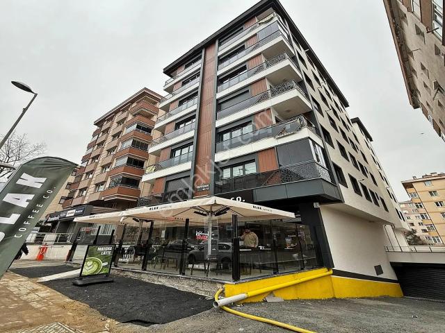 Ataşehir İçerenköy'de Cadde Üzeri K.otoparklı 3+1 Satılık Daire