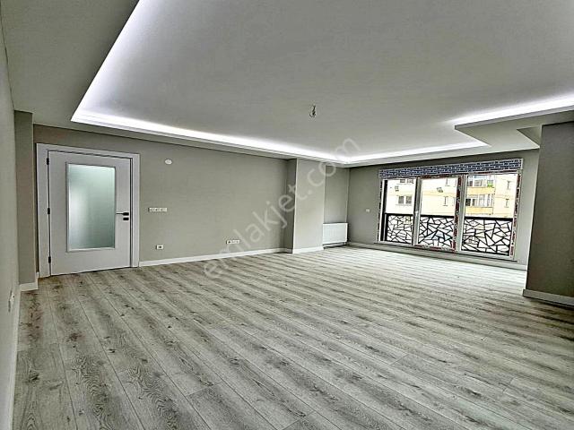 Ataşehir İçerenköy'de Satılık 3+1 Daire Otoparklı Metro Yakını