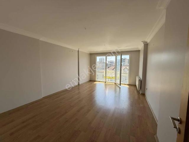 Ataşehir Küçükbakkalköy Mah.platin Sitesi boş 2+1.90m2