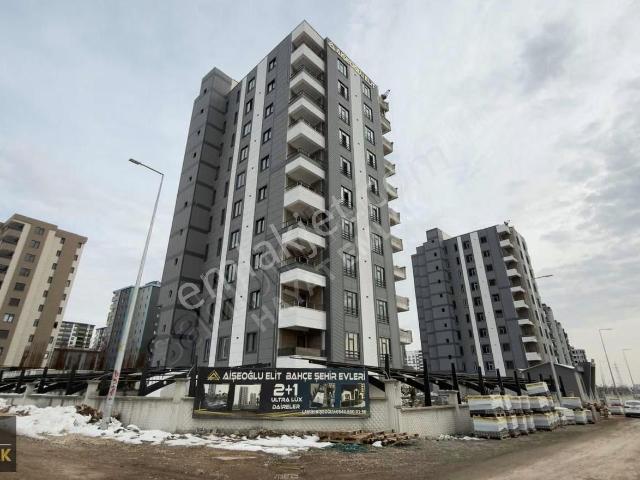 Ataşehir'de Elit Bahçeşehir Evleri'nde 2+1 Sıfır Eksiksiz